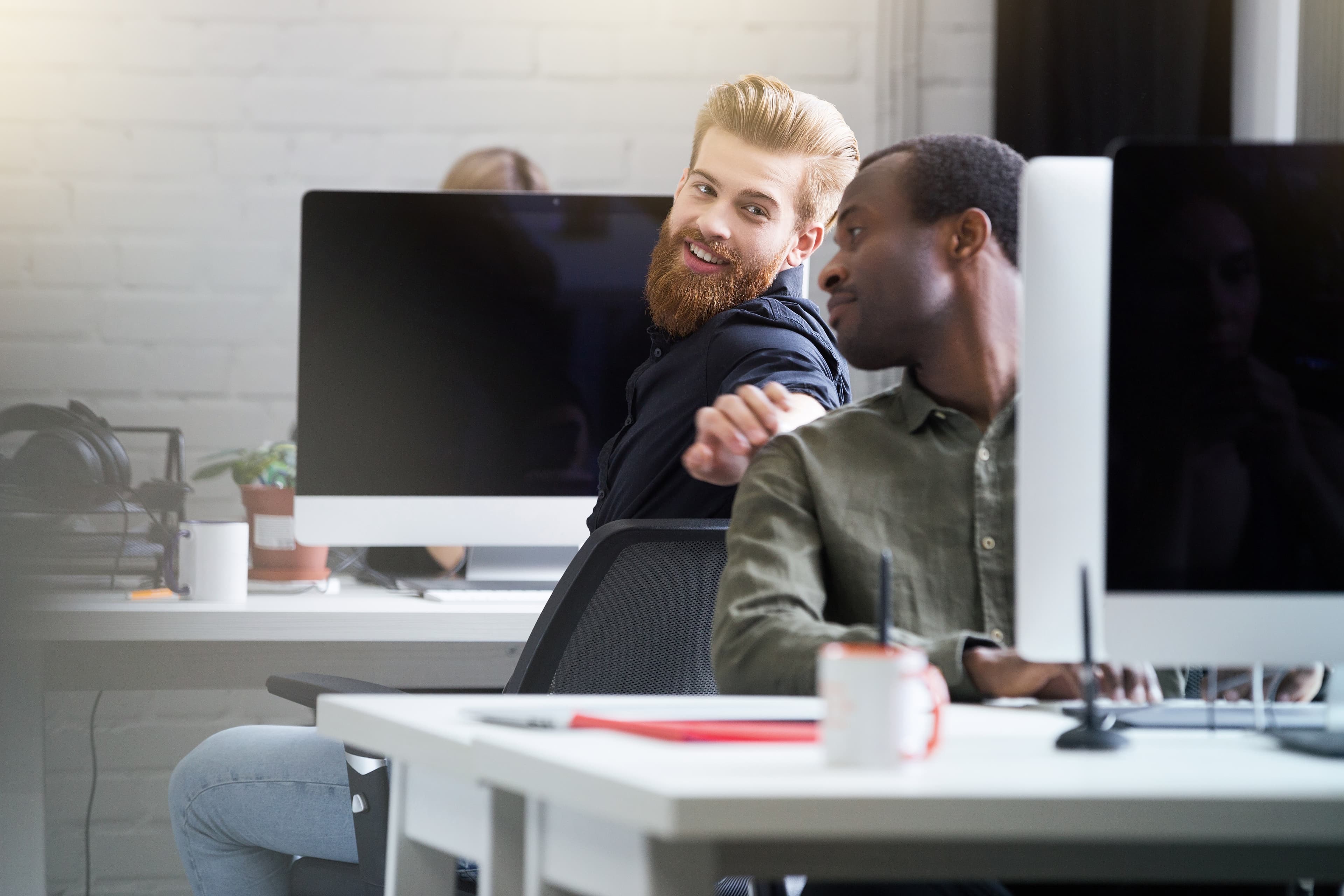 Teammitglieder arbeiten zusammen im Büro