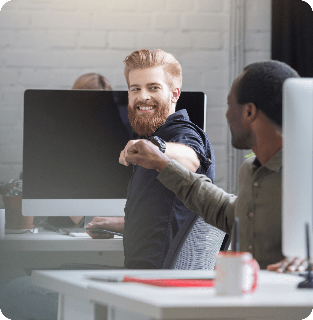 Teammitglieder arbeiten zusammen im Büro
